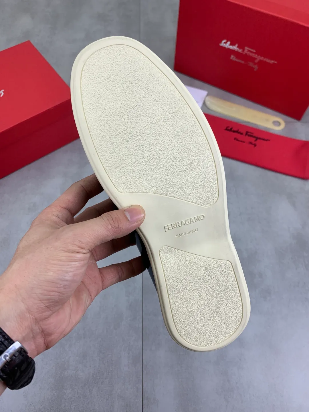 Men's Men's Shoes 💰P580💰[New Style] Water-dyed Niuli 🆘[Salvatore Ferragamo] Ferragamo's latest casual business leather shoes for men! Listed simultaneously! The fabric is made of specially imported original open-edge beaded calfskin, and the interior is made of imported water-dyed cowhide. It is absolutely luxurious and leads the fashion trend. Matching code: 38-44 (45 and 46 can be customized) Black, brown and burgundy colors available